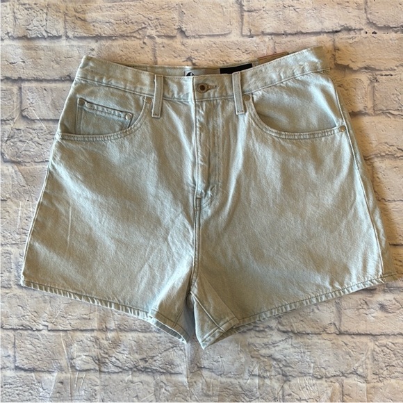 Levi's Pants - NEW Levi’s High Waisted Mom Shorts Light Wash Blue Denim Jean Shorts Size 32/14